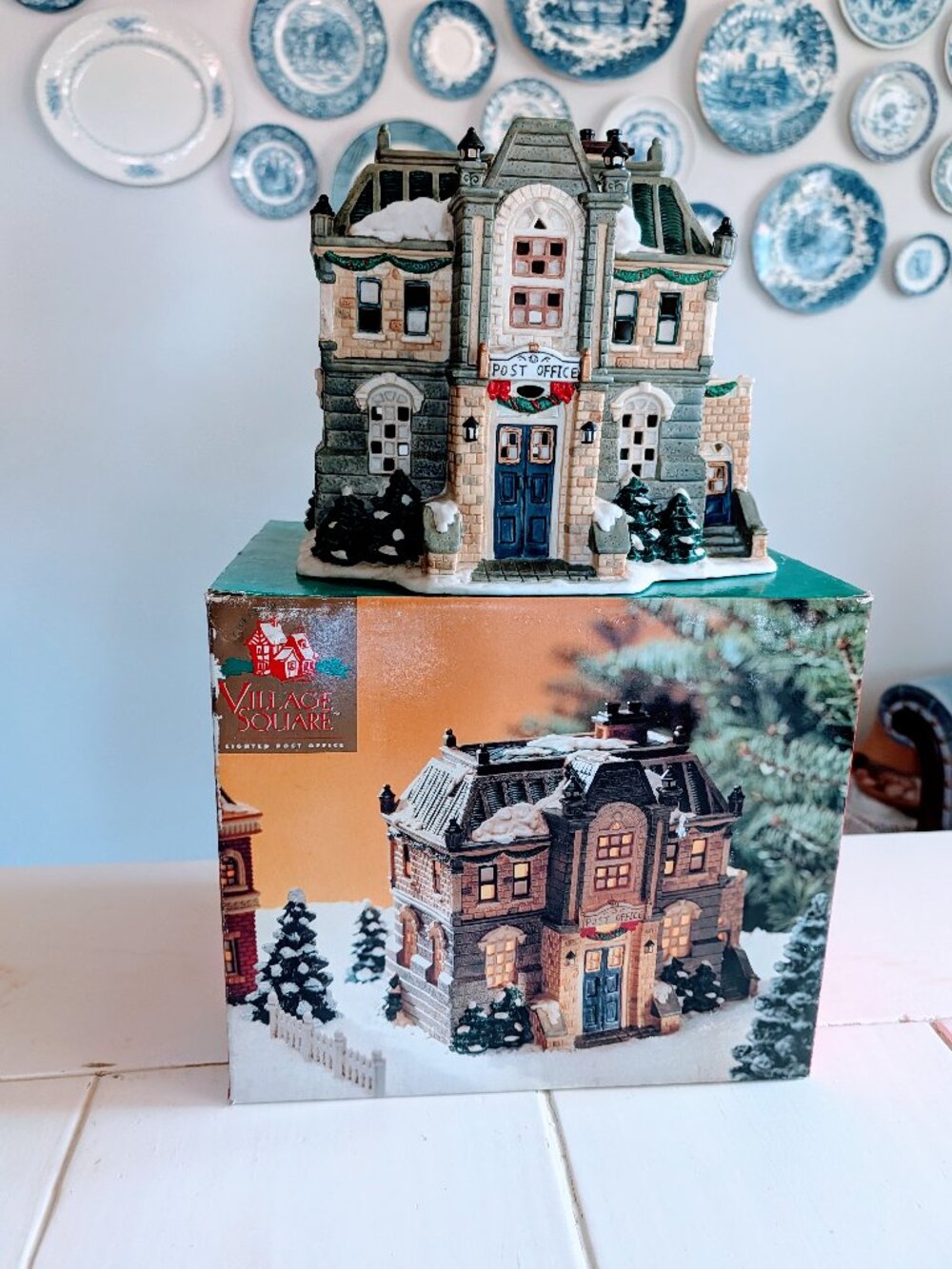 VTG 1997 Mervyn’s Village Square Lighted Post Office Christmas Village w/ Box